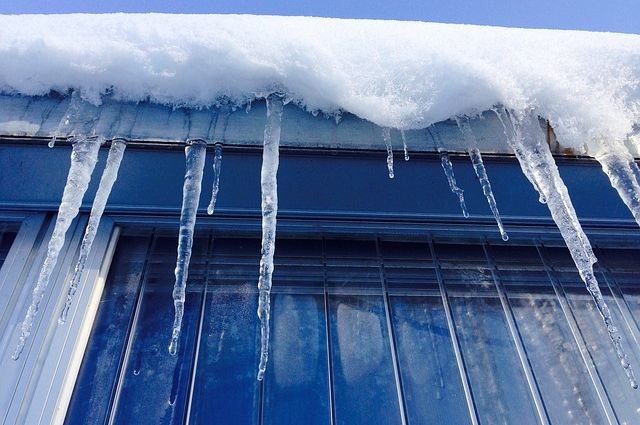 Получить компенсацию при падении снега с крыши в Александрийской